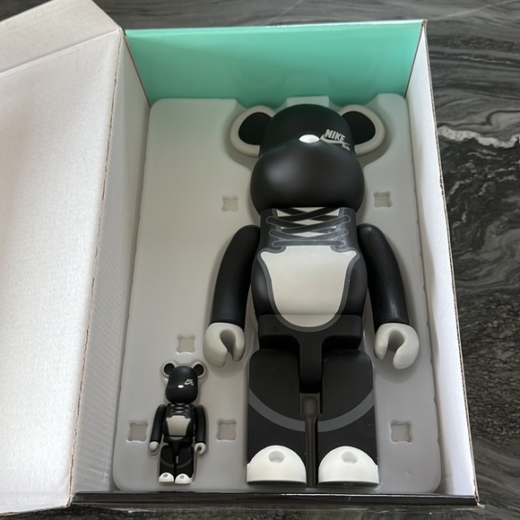 Bearbrick Nike SB 100% & 400% Set - Picture 7 of 9